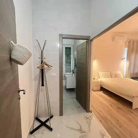 With A Bathroom, 5-6 Min From Train Station *