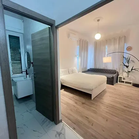 With A Bathroom, 5-6 Min From Train Station * Benátky