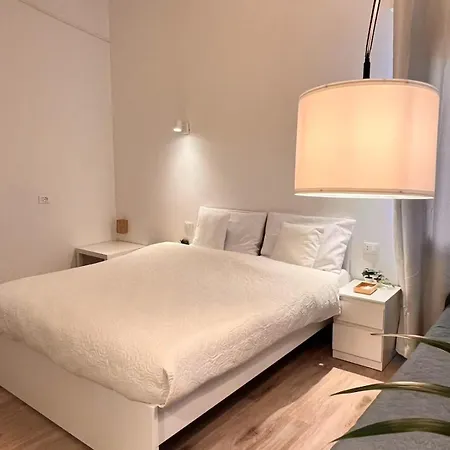 With A Bathroom, 5-6 Min From Train Station *