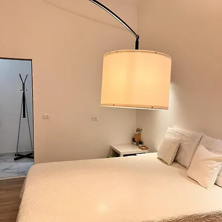With A Bathroom, 5-6 Min From Train Station 게스트하우스 *